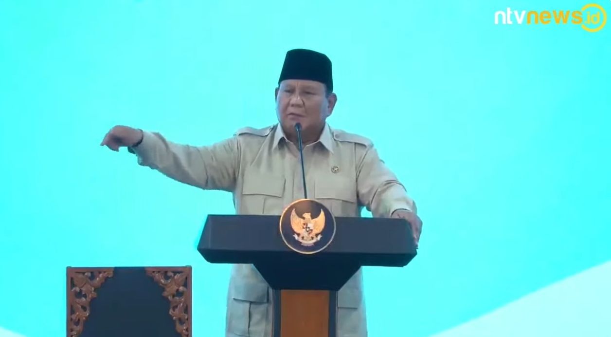 Presiden Prabowo Subianto (tiga kanan) saat meninjau Satuan Pelayanan Pemenuhan Gizi (SPPG) Polri di Palmerah, Jakarta Barat, Jumat, 13 Februari 2026. ANTARA/Youtube Sekretariat Presiden <b>(Youtube Sekretariat Presiden)</b>