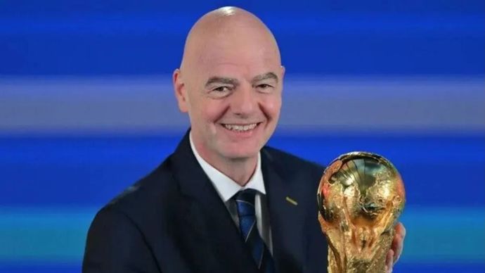 Arsip foto - Presiden FIFA Gianni Infantino terlihat bersama trofi dalam acara pengundian Turnamen Play-off Piala Dunia FIFA 2026 di FIFA's Home of Football di Zurich, Swiss, pada 20 November 2025.