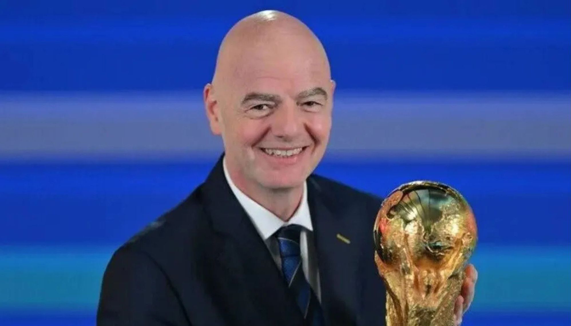 Arsip foto - Presiden FIFA Gianni Infantino terlihat bersama trofi dalam acara pengundian Turnamen Play-off Piala Dunia FIFA 2026 di FIFA's Home of Football di Zurich, Swiss, pada 20 November 2025. <b>(Antara)</b>
