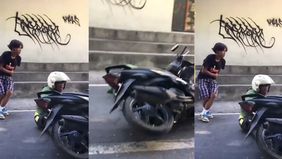 Belum lama ini beredar sebuah video di media sosial menunjukkan momen ketika seorang pengendara motor jatuh setelah tersenggol oleh seorang remaja yang sedang bermain papan skate atau skateboard.