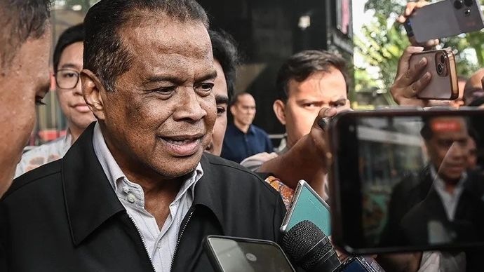 Pemilik perusahaan perjalanan biro haji dan umrah PT Maktour, Fuad Hasan Masyhur (kiri) menyampaikan keterangan usai menjalani pemeriksaan di Gedung Merah Putih KPK