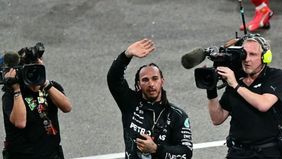 Pembalas Formula 1 asal Inggris, Lewis Hamilton tampak terlihat emosional setelah menjalani balapan terakhir pada Grand Prix Abu Dhabi, pada Minggu 8 Desember 2024.