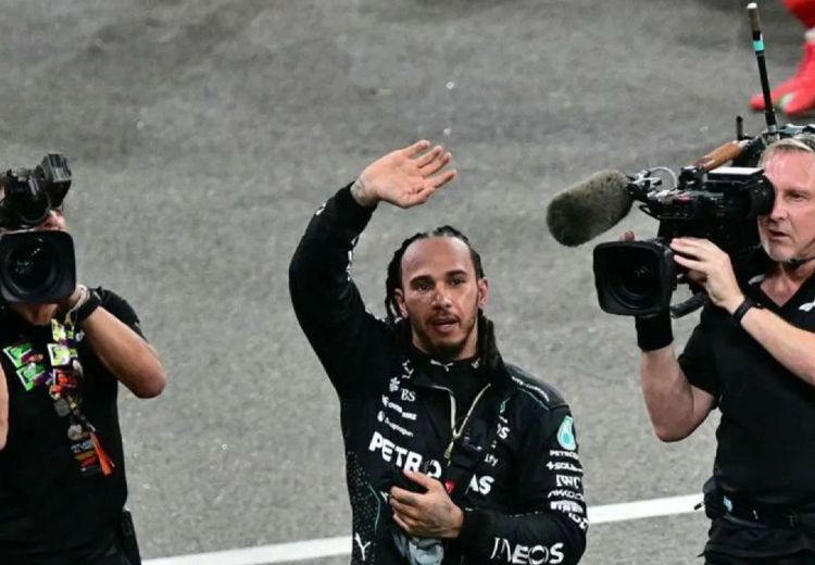 Lewis Hamilton Emosional Jalani Balapan Terakhir Bareng Mercedes Usai 12 Tahun Bersama