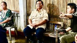 Prabowo Tinjau Banjir di Bekasi, Sempat Buka Puasa di Rumah Warga