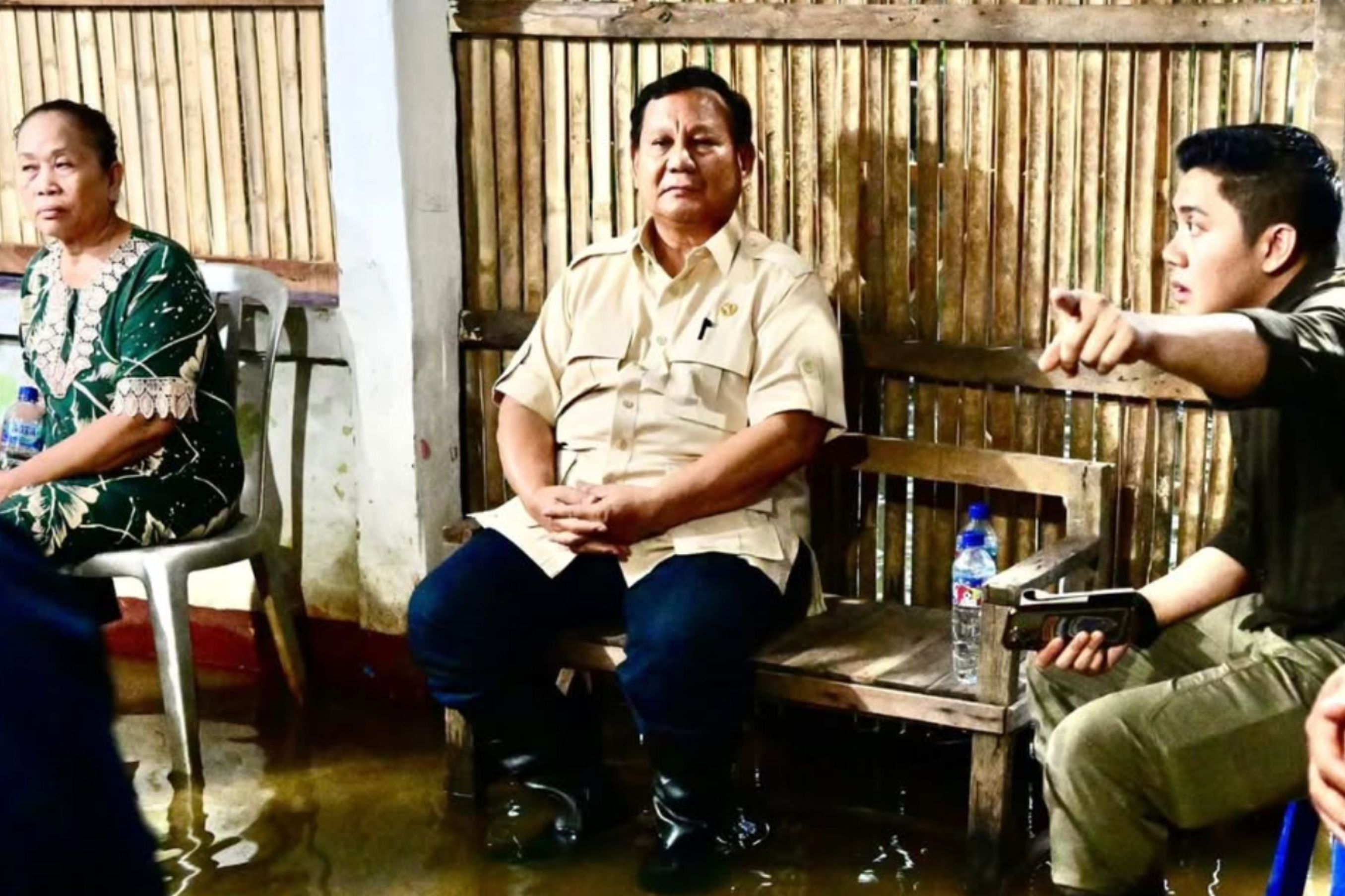 Presiden Prabowo bersama Seskab Teddy ke lokasi banjir Babelan <b>(Instagram @sekretariat.kabinet)</b>