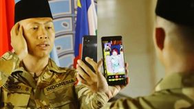 Momen haru seorang anggota TNI yang sedang bertugas sebagai Pasukan Penjaga Perdamaian di Republik Afrika Tengah harus mengazankan anaknya yang baru lahir lewat video call.