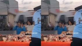 Beredar video memperlihatkan seorang ibu tertabrak angkot ugal-ugalan saat hendak membeli ayam di Pematang Siantar. Hal tersebut menjadi viral di media sosial.