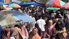 Aktivitas Sabtu (3/1) pagi di Pasar Sabtu Tualang Cut, Aceh Tamiang, Aceh, penuh keceriaan. Masyarakat berbondong-bondong ke pasar untuk membeli bahan makanan dan kebutuhan sehari-hari lainnya.