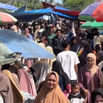 Aktivitas Pasar di Aceh Tamiang Makin Ramai, Toko Perhiasan Diserbu Pembeli