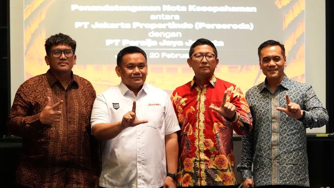 Direktur Utama PT Jakarta Propertindo, Iwan Takwin dan Direktur PT Persija Jaya Jakarta, Mohamad Prapanca