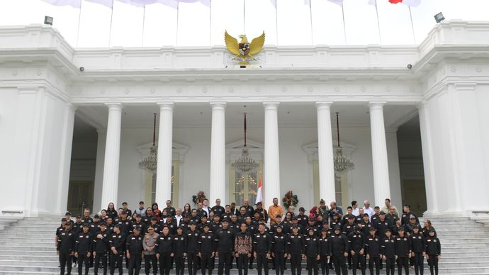 Kontingen Indonesia secara resmi dilepas oleh Presiden Republik Indonesia Joko Widodo di Istana Negara menuju Olimpiade 2024 Paris, Rabu (10/7). Kontingen Indonesia yang dikirimkan pada Olimpiade ke-33 sebanyak 12 cabang olahraga yaitu Bulu Tangkis,  <b>(BPMI Setpres)</b>