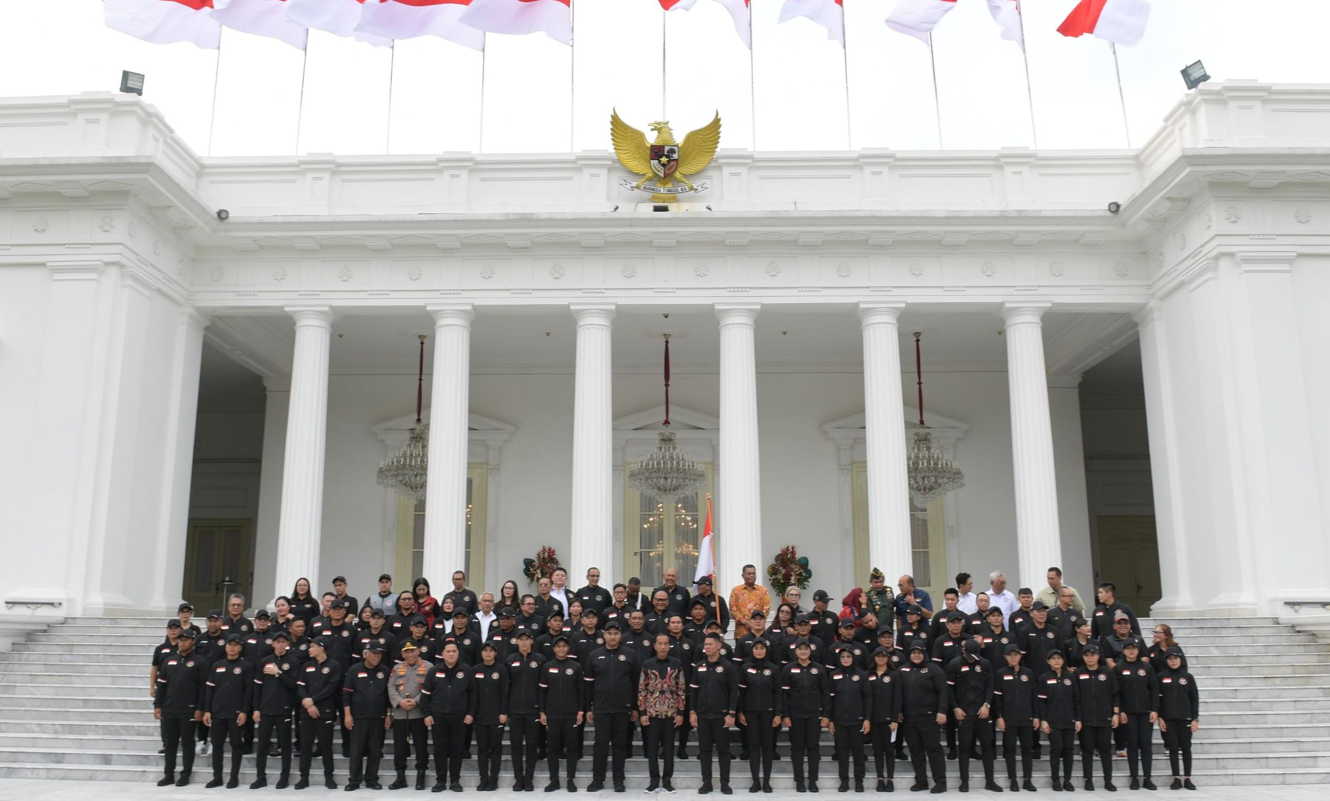 Kontingen Indonesia secara resmi dilepas oleh Presiden Republik Indonesia Joko Widodo di Istana Negara menuju Olimpiade 2024 Paris, Rabu (10/7). Kontingen Indonesia yang dikirimkan pada Olimpiade ke-33 sebanyak 12 cabang olahraga yaitu Bulu Tangkis,  <b>(BPMI Setpres)</b>