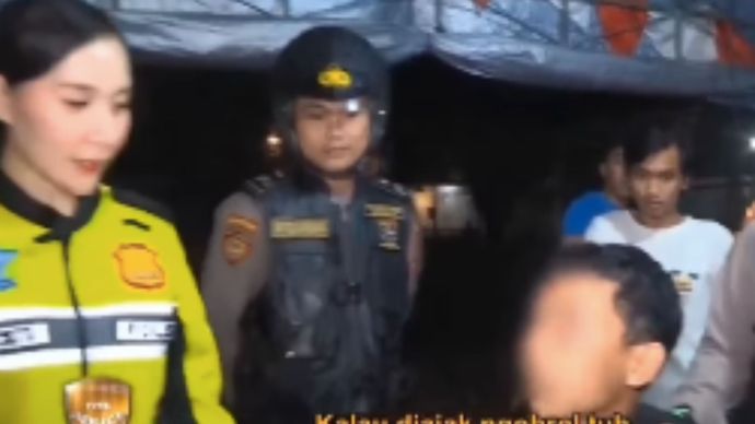 Viral Gerombolan Polisi Ganggu Orang Makan di Warung