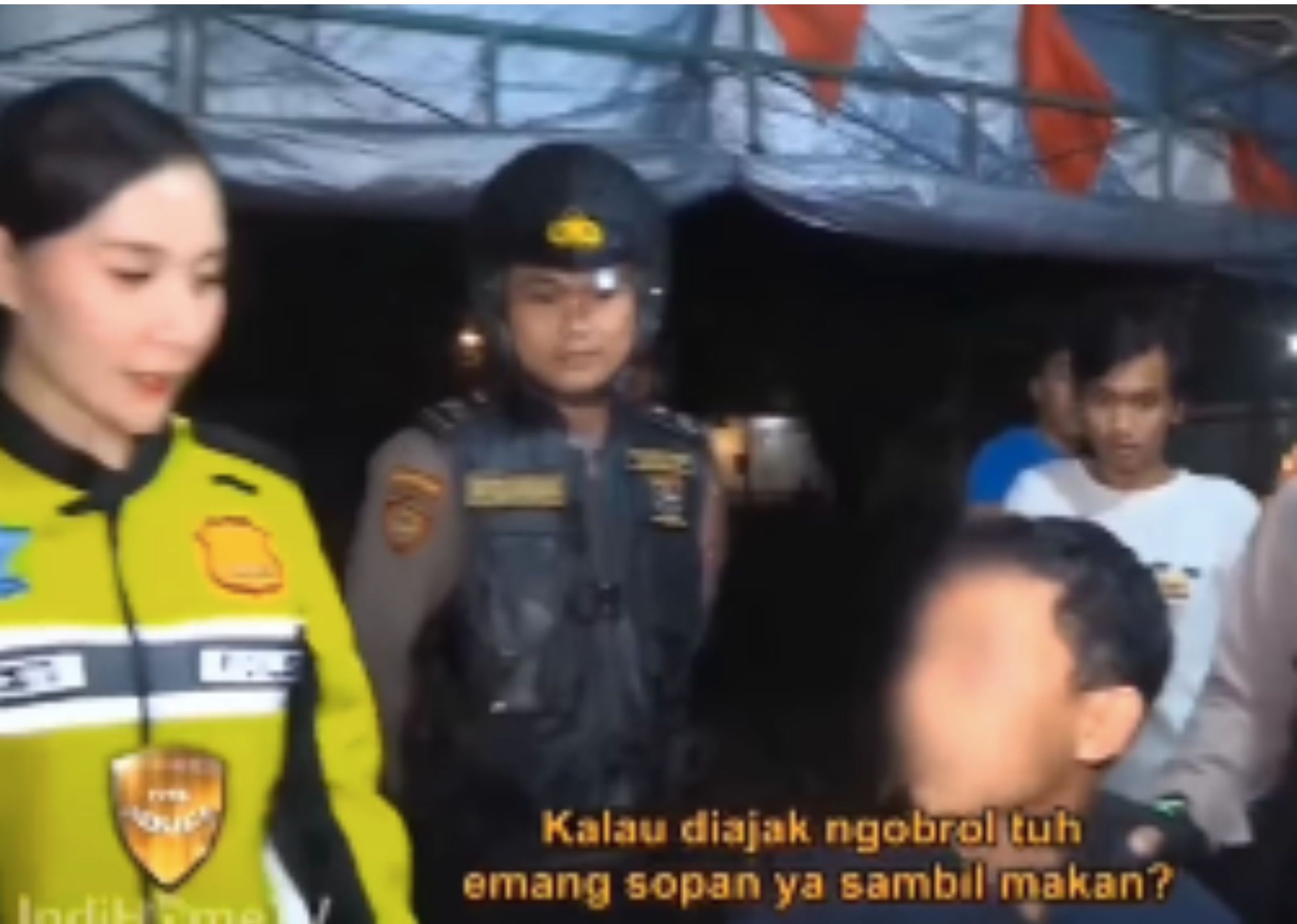 Viral Gerombolan Polisi Ganggu Orang Makan di Warung <b>(Tangkapan Layar)</b>