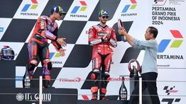 Momen Presiden Jokowi Serahkan Trofi kepada Pemenang MotoGP Mandalika 2024, Jorge Martin