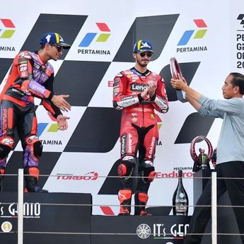 Momen Presiden Jokowi Serahkan Trofi kepada Pemenang MotoGP Mandalika 2024, Jorge Martin