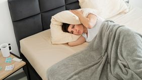 Tidur ngorok karena kelelahan adalah fakta, tetapi bukan satu-satunya penyebab ngorok.