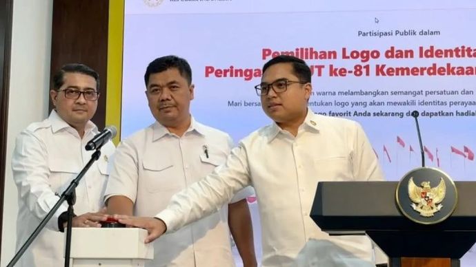 Menteri Ekonomi Kreatif Teuku Riefky Harsya (kiri), Wakil Menteri Sekretaris Negara Juri Ardiantoro (tengah), dan Plt. Deputi Bidang Strategi dan Sistem Komunikasi Bakom RI Fahd Pahdepie (kanan) di Kantor Presiden, Istana Kepresidenan RI, Jakarta, Rabu,24 Juni 2026, menekan tombol sebagai simbol peluncuran laman resmi logo HUT Ke-81 RI yang dibuka untuk publik.