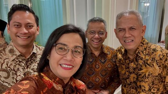 Sri Mulyani Pamer Foto Bareng Tiga Wakil Menkeu di Kabinet Merah Putih, Kompak!