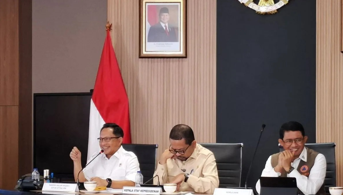 Menteri Dalam Negeri Tito Karnavian (kiri) memberikan keterangan pada media terkait rekonstrukai rehabilitasi pascabencana longsor dan banjir bandang Sumatera di Gedung Bina Graha Kantor Staf Kepresidenan Jakarta, Rabu (25/3/2026). ANTARA/Aditya Rama <b>(Antara)</b>