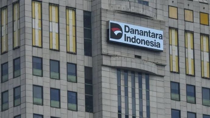Pekerja membersihkan kaca gedung Wisma Danantara Indonesia di Jakarta, Selasa (8/7/2025). Badan Pengelola Investasi Daya Anagata Nusantara (BPI Danantara) menjalin kerja sama investasi dengan perusahaan asal Arab Saudi, ACWA Power senilai 10 miliar d
