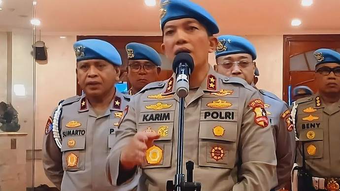 Kepala Divisi (Kadiv) Propam Polri Irjen Pol. Abdul Karim berbicara di hadapan wartawan di Jakarta, Kamis (26/9/2024). 