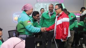 Wakil Menteri Ketenagakerjaan Immanuel Ebenezer Gerungan melakukan kunjungan ke perusahaan Ojek Online (Ojol) yang berada di kawasan Cilandak, Jakarta Selatan, Jumat (8/11/2024).