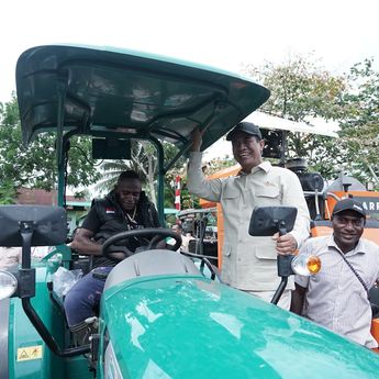 Senyum Semringah Mentan Amran Saat Uji Petani Milenial di Merauke Jajal Traktor