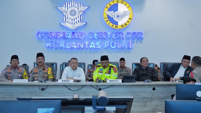 Menteri Perhubungan (Menhub) Dudy Purwagandhi bersama Kakorlantas Polri Irjen Pol. Agus Suryonugroho memantau sejumlah titik pergerakan pemudik Lebaran di jalur tol keluar masuk Jakarta, Sabtu 22 Maret 2025 malam. 