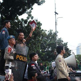 Ditugaskan Prabowo Terima Aspirasi, Mensesneg Kompak Nyanyikan “Darah Juang" Bareng Ratusan Mahasiswa