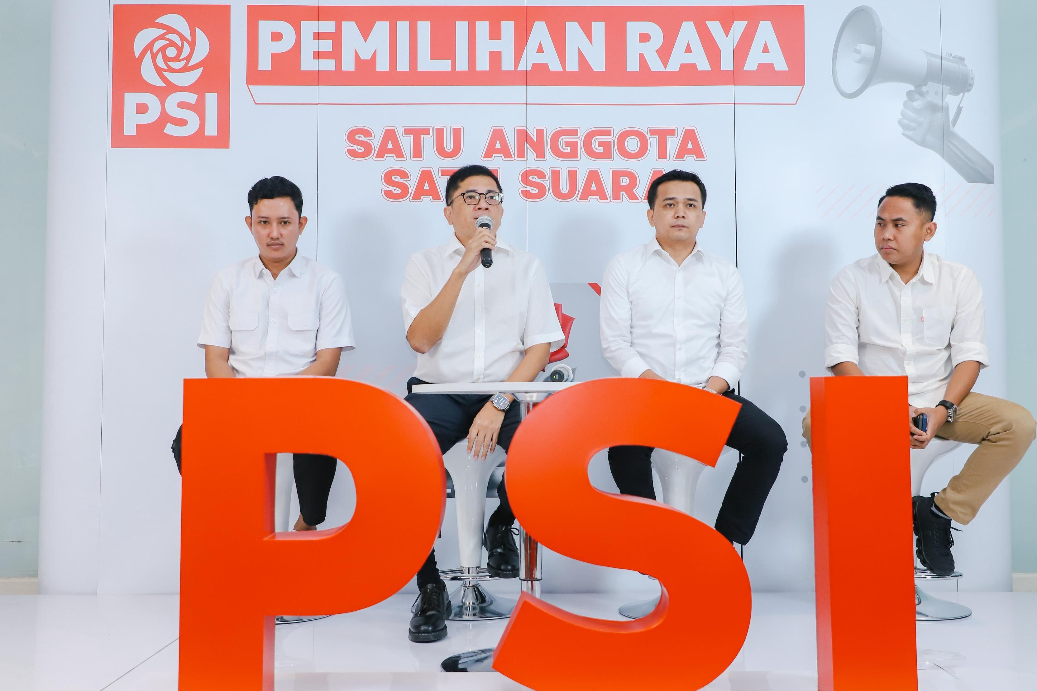Ketua Steering Committee Pemilihan Raya PSI, Andy Budiman (pegang mic)  <b>(Dokumentasi PSI)</b>