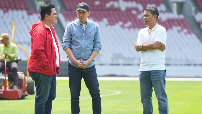 Ketua Umum PSSI meninjau kesiapan rumput Stadion Utama Gelora Bung Karno (SUGBK), Senayan, Jakarta jelang pertandingan Indonesia vs Australia.