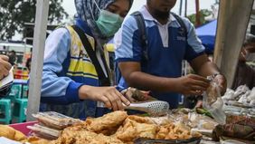 Dalam upaya mendorong inklusi keuangan dan meningkatkan efisiensi transaksi, BRI aktif menggalakkan penggunaan metode pembayaran non-tunai bagi para pedagang takjil, baik melalui QRIS, BRImo