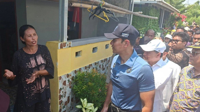 Menteri Koordinator Bidang Infrastruktur dan Pembangunan Kewilayahan atau Menko IPK Agus Harimurti Yudhoyono (AHY) menyapa warga di Desa Ketapang, Kabupaten Tangerang, Banten pada Kamis (16/4/2026). (ANTARA/Aji Cakti)