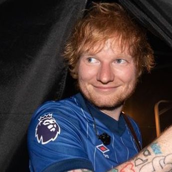 Penyanyi Ed Sheeran Beli Saham Klub Elkan Baggott