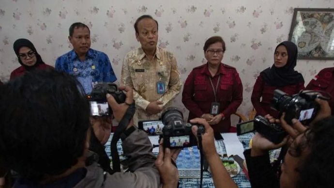 Kepala Lapas Perempuan IIB Yogyakarta Evi Loliancy (keempat kiri) bersama Kabid Pembinaan Bimbingan dan TI Kemenkumham DIY, Sambiyo (ketiga kiri) dan Kepala Lembaga Pembinaan Khusus Anak (LPKA) Kelas II Yogyakarta, Sigit Sudarmono (kedua kiri) menjelaskan kondisi terkini warga negara Filipina terpidana mati kasus narkotika Mary Jane Veloso saat jumpa pers di Lapas Perempuan IIB Yogyakarta, Gunung Kidul, D.I Yogyakarta, Kamis (21/11/2024). 