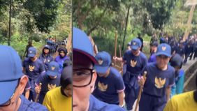 Anggota Kabinet Merah Putih  hari ketiga retreat melakukan pendakian ke gunung Tidar.