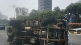 Kecelakaan tunggal terjadi di Jalan Tol Dalam Kota KM 06+200 (B) arah Cawang, Jakarta Timur, Jumat pagi. Sebuah mobil boks terbalik setelah ban belakang sebelah kiri kendaraan pecah.

