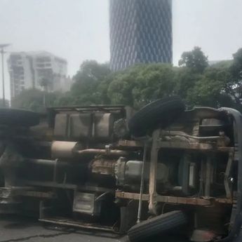 Ban Pecah, Mobil Boks Terbalik di Tol Dalam Kota Arah Cawang