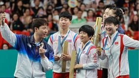 Foto yang beredar menunjukkan atlet tenis meja dari Korea Utara dan Korea Selatan ber-selfie bersama di atas podium.