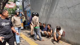 Petugas gabungan melakukan penertiban terhadap Pemerlu Pelayanan Kesejahteraan Sosial (PPKS) dan juru parkir liar di sejumlah titik di wilayah Cengkareng, Jakarta Barat, Senin, 18 Mei 2026.