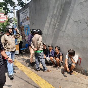 Petugas Tertibkan 10 Juru Parkir Liar di Cengkareng Jakarta Barat