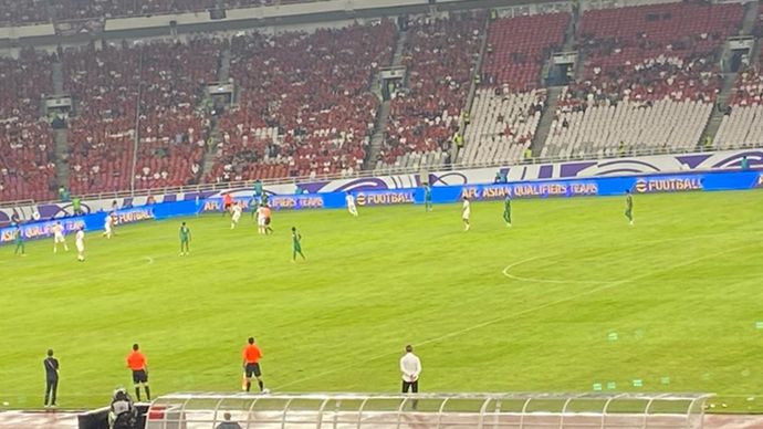 Pelatih timnas Indonesia, Shin Tae-yong dan Pelatih Arab Saudi, Herve Renard berdiri di tepi lapangan di Stadion GBK, Senayan, Jakarta, Selasa (19/11/2024) <b>(NTVnews.id)</b>