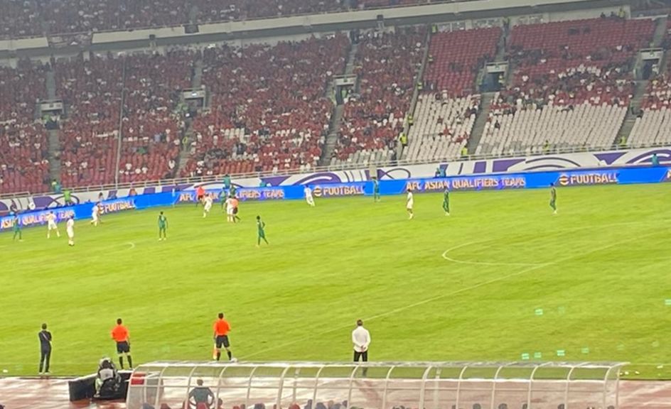 Pelatih timnas Indonesia, Shin Tae-yong dan Pelatih Arab Saudi, Herve Renard berdiri di tepi lapangan di Stadion GBK, Senayan, Jakarta, Selasa (19/11/2024) <b>(NTVnews.id)</b>