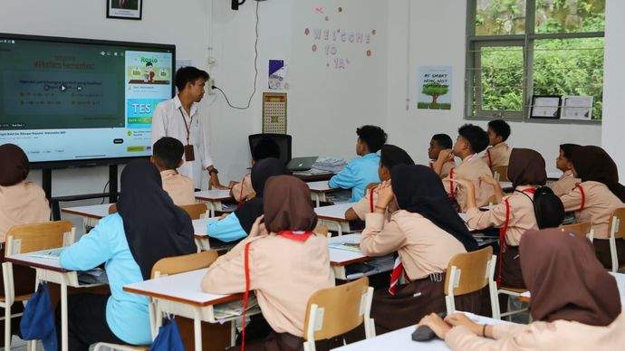 Suasana semangat belajar terasa di Sekolah Rakyat Menengah Pertama (SRMP) 11 Bandung Barat di Kecamatan Cisarua, Kabupaten Bandung Barat. 