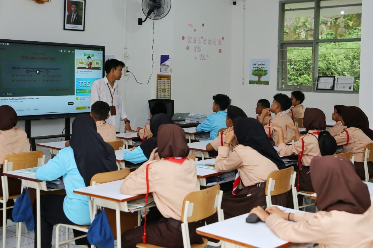 Suasana semangat belajar terasa di Sekolah Rakyat Menengah Pertama (SRMP) 11 Bandung Barat di Kecamatan Cisarua, Kabupaten Bandung Barat. 