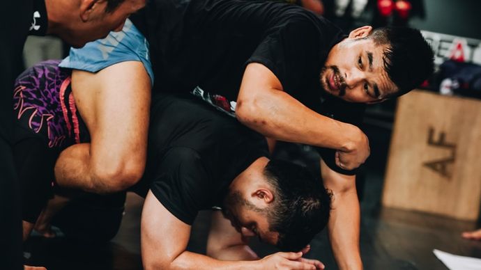 Jeka Saragih turun gunung. Petarung MMA Indonesia pertama yang tampil di panggung UFC itu rela bermandi keringat dalam Warrior Workout yang berlangsung di Jakarta, Minggu siang (1/9/2024) <b>(Mola)</b>