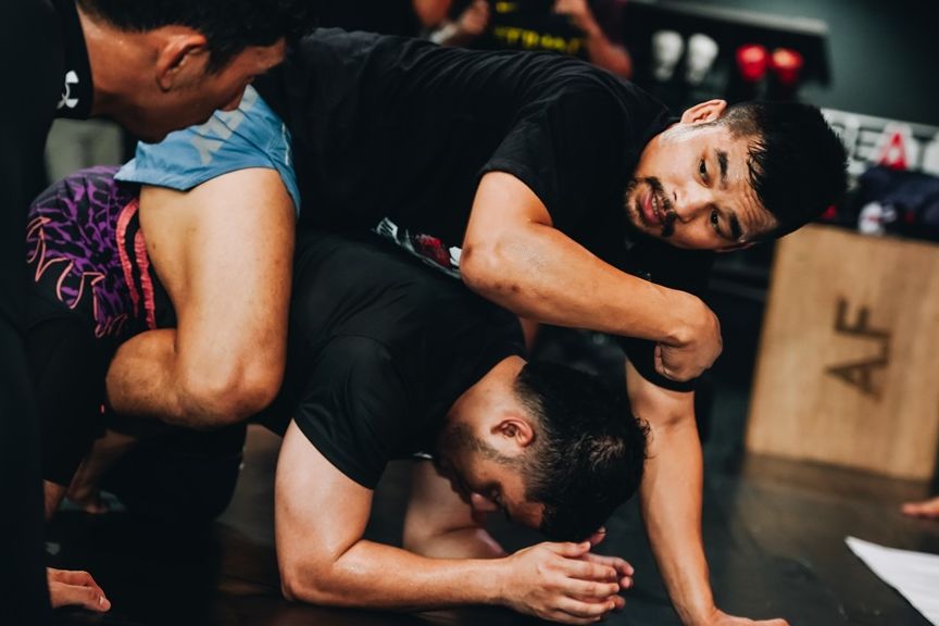 Jeka Saragih turun gunung. Petarung MMA Indonesia pertama yang tampil di panggung UFC itu rela bermandi keringat dalam Warrior Workout yang berlangsung di Jakarta, Minggu siang (1/9/2024) <b>(Mola)</b>