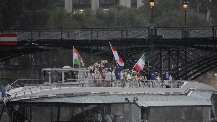 Kontingen Indonesia satu kapal dengan India dan Iran saat parade kontingen pembukaan Olimpiade Paris 2024 di Sungai Siena, Sabtu (27/7/2024)