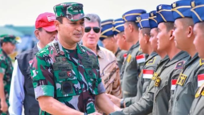 Kepala Staf Angkatan Udara (KSAU) Marsekal TNI M. Tonny Harjono menyambut kedatangan Satgas Garuda Merah Putih